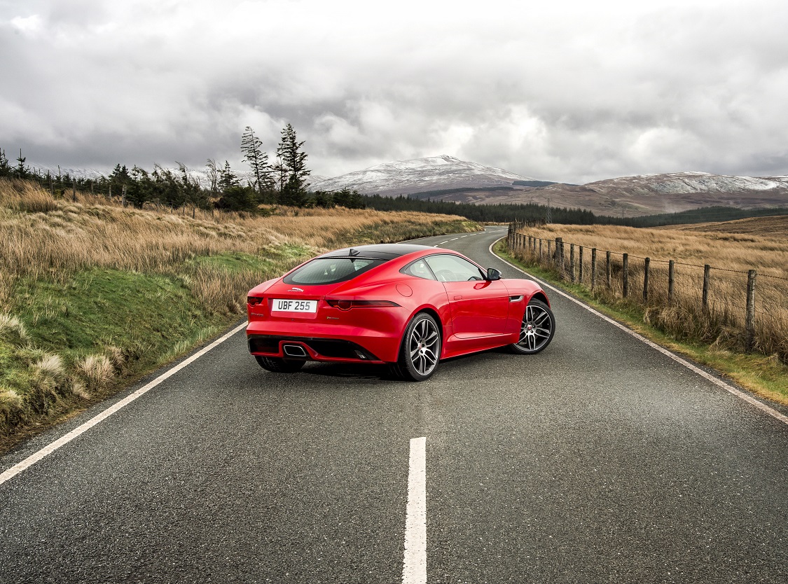 De Jaguar F-Type krijgt een nieuwe instapversie, die het moet doen met slechts vier cilinders. Met een vermogen van 300 pk is dat echter zeker geen behelpen. De vanafprijs zakt er ook iets door.