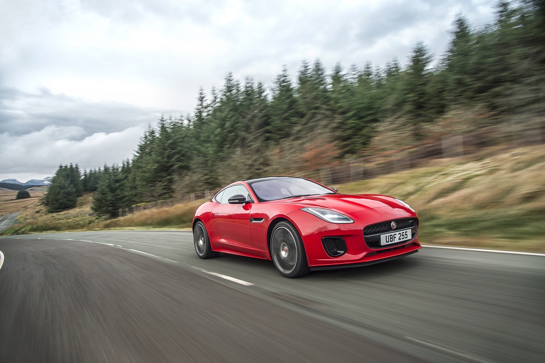 De Jaguar F-Type krijgt een nieuwe instapversie, die het moet doen met slechts vier cilinders. Met een vermogen van 300 pk is dat echter zeker geen behelpen. De vanafprijs zakt er ook iets door.
