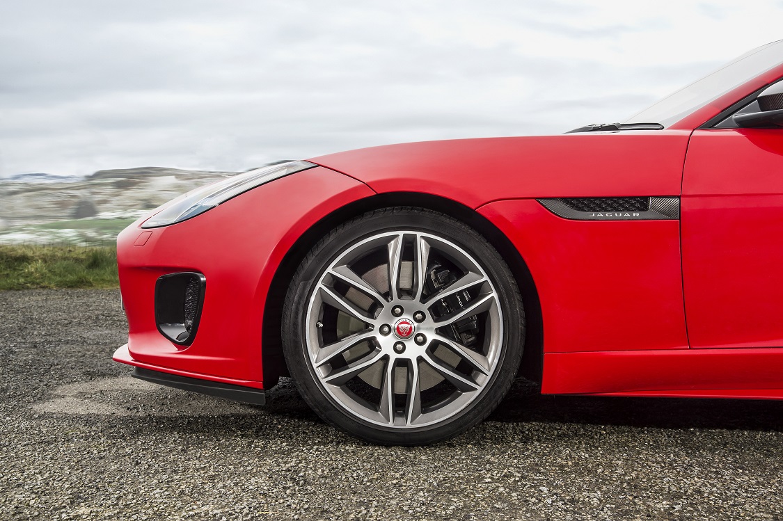 De Jaguar F-Type krijgt een nieuwe instapversie, die het moet doen met slechts vier cilinders. Met een vermogen van 300 pk is dat echter zeker geen behelpen. De vanafprijs zakt er ook iets door.
