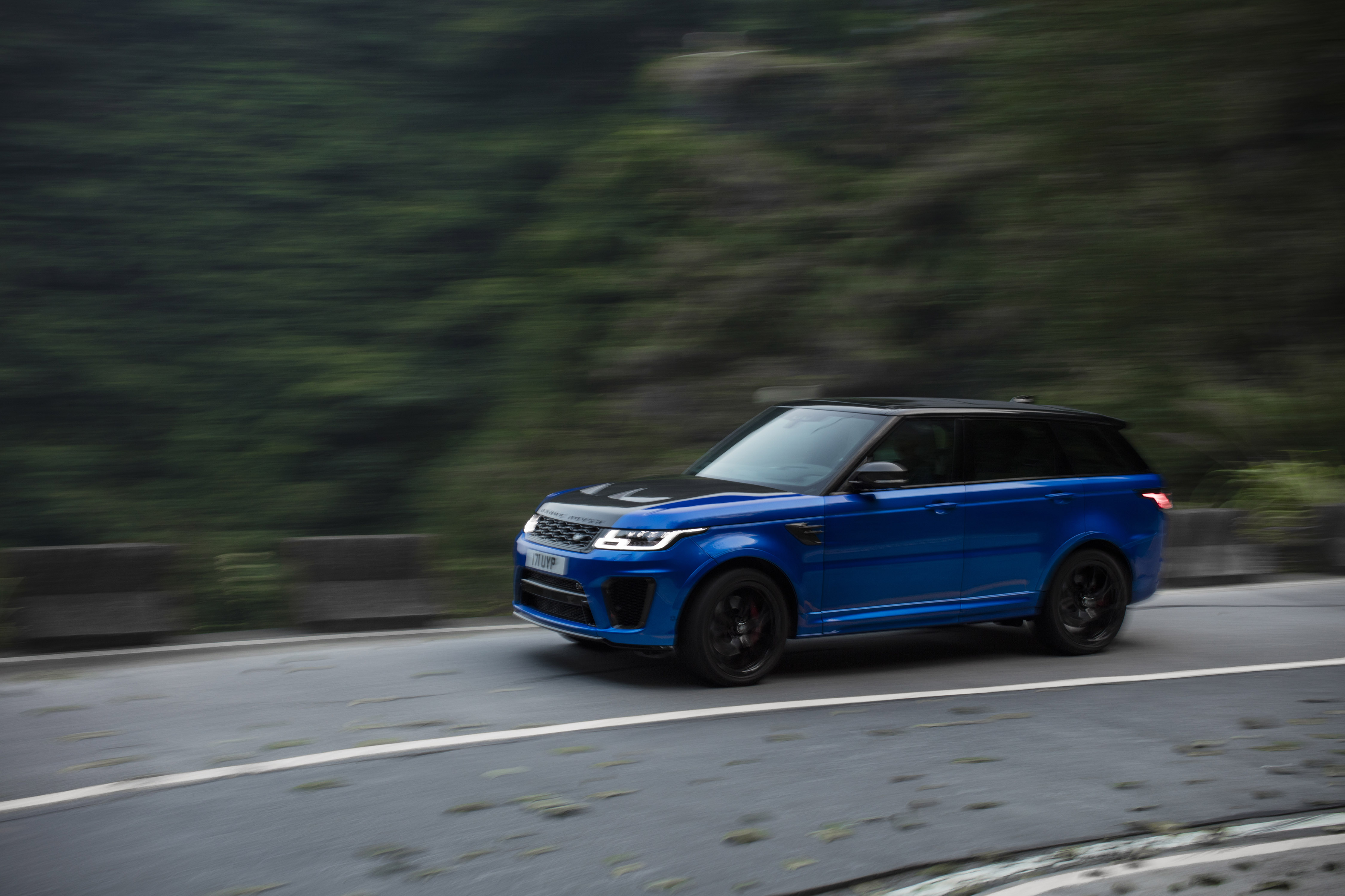 De verkopen van Jaguar en Land Rover zijn in het afgelopen fiscale jaar slechts licht toegenomen.