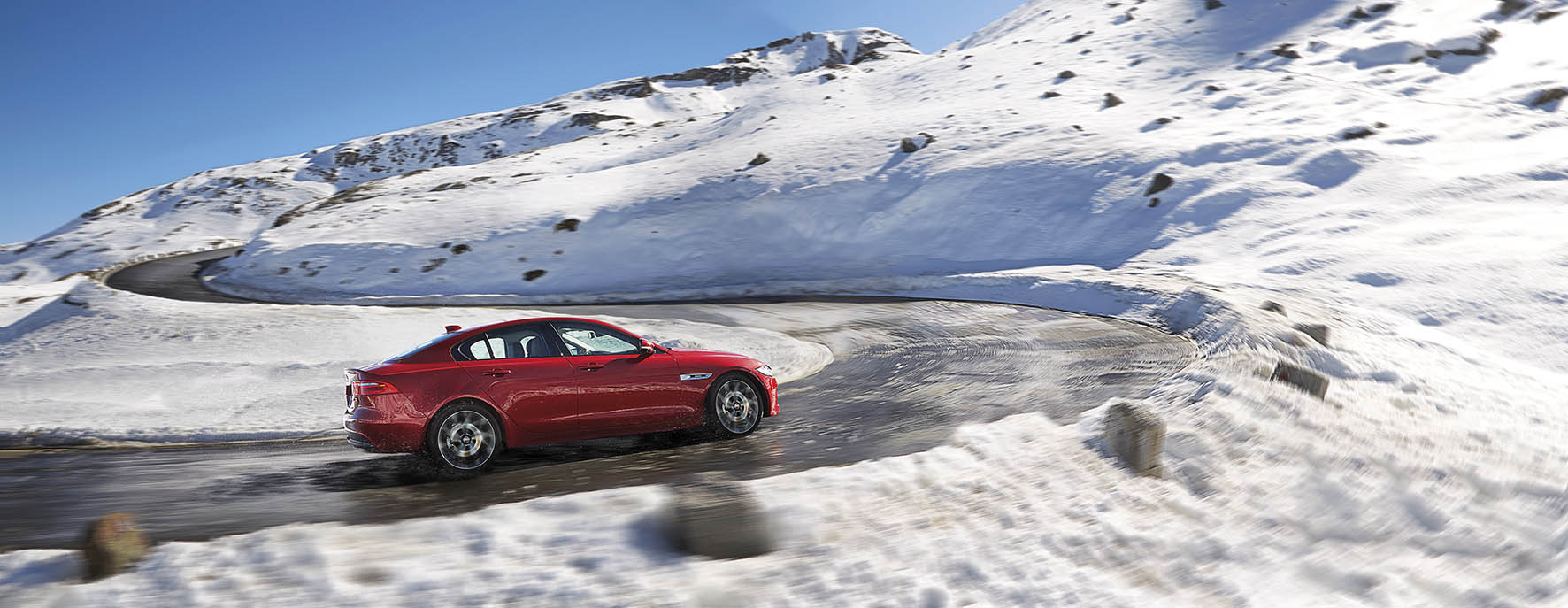 Jaguar introduceert modeljaar 2017 voor de Jaguar XE met verbeterde infotainment, nieuwe veiligheidssystemen en vierwielaandrijving.