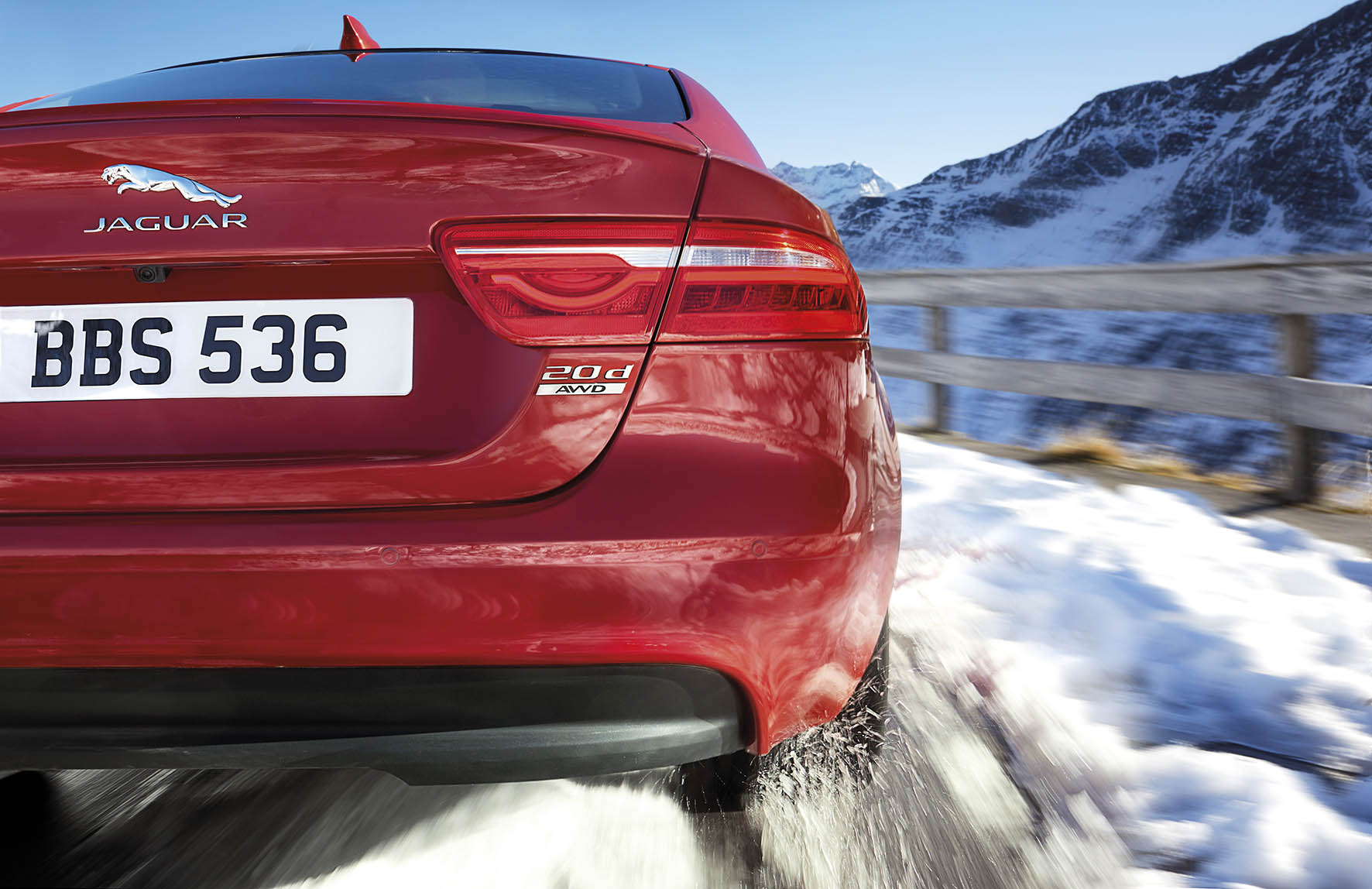 Jaguar introduceert modeljaar 2017 voor de Jaguar XE met verbeterde infotainment, nieuwe veiligheidssystemen en vierwielaandrijving.
