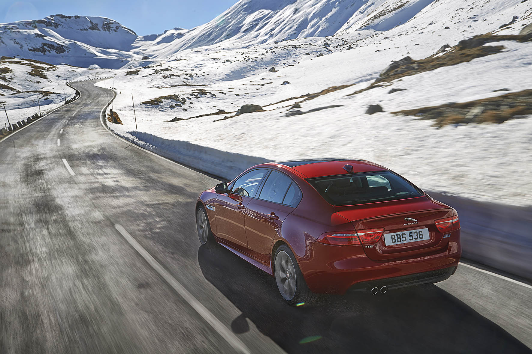 Jaguar introduceert modeljaar 2017 voor de Jaguar XE met verbeterde infotainment, nieuwe veiligheidssystemen en vierwielaandrijving.