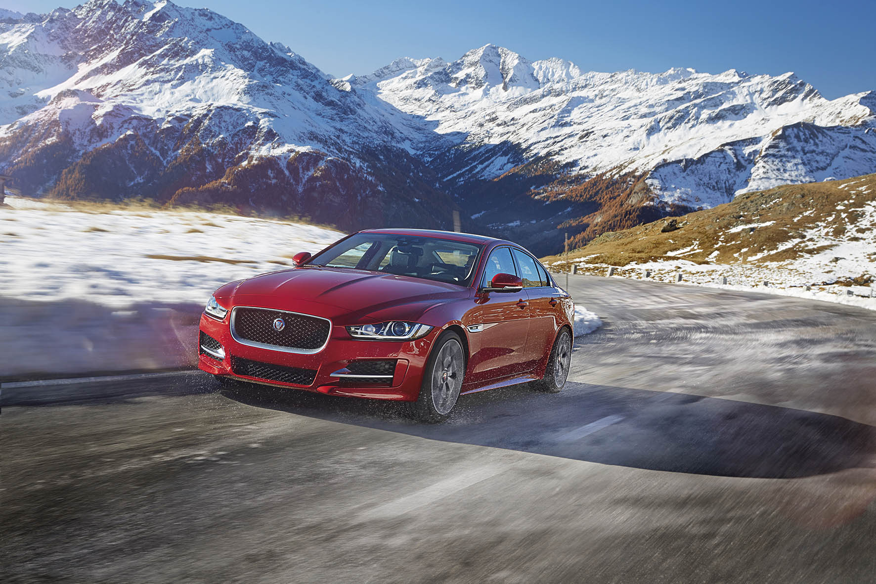 Jaguar introduceert modeljaar 2017 voor de Jaguar XE met verbeterde infotainment, nieuwe veiligheidssystemen en vierwielaandrijving.
