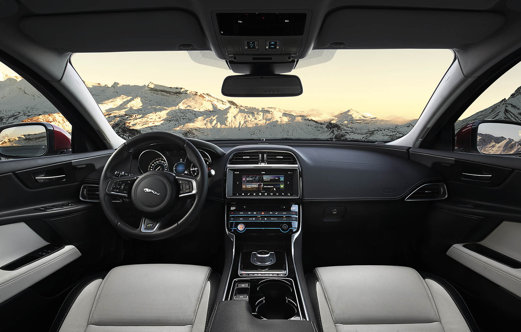 Jaguar introduceert modeljaar 2017 voor de Jaguar XE met verbeterde infotainment, nieuwe veiligheidssystemen en vierwielaandrijving.