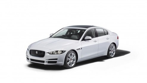 Jaguar heeft alle registers open getrokken om de XE wereldkundig te maken. Morgen schittert de sedan op de Parijse beursvloer en vandaag maakt de fabrikant alvast alle details bekend van motoren.