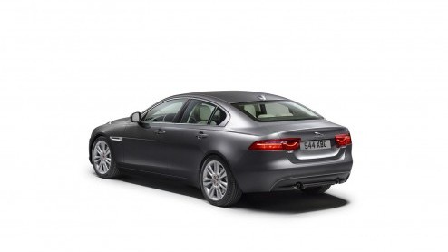 Jaguar heeft alle registers open getrokken om de XE wereldkundig te maken. Morgen schittert de sedan op de Parijse beursvloer en vandaag maakt de fabrikant alvast alle details bekend van motoren.