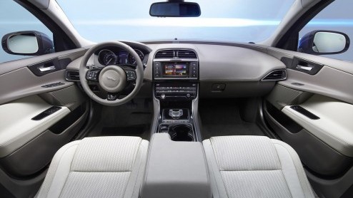 Jaguar heeft alle registers open getrokken om de XE wereldkundig te maken. Morgen schittert de sedan op de Parijse beursvloer en vandaag maakt de fabrikant alvast alle details bekend van motoren.
