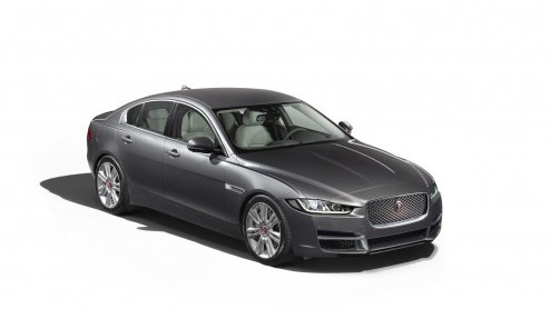 Jaguar heeft alle registers open getrokken om de XE wereldkundig te maken. Morgen schittert de sedan op de Parijse beursvloer en vandaag maakt de fabrikant alvast alle details bekend van motoren.