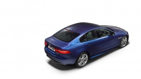 Jaguar heeft alle registers open getrokken om de XE wereldkundig te maken. Morgen schittert de sedan op de Parijse beursvloer en vandaag maakt de fabrikant alvast alle details bekend van motoren.