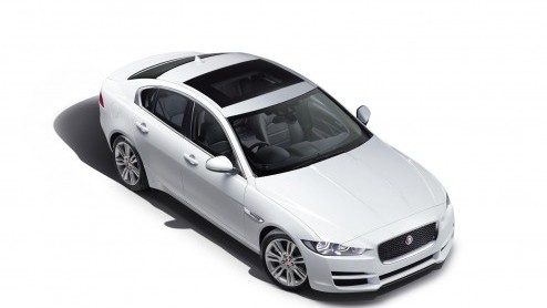 Jaguar heeft alle registers open getrokken om de XE wereldkundig te maken. Morgen schittert de sedan op de Parijse beursvloer en vandaag maakt de fabrikant alvast alle details bekend van motoren.