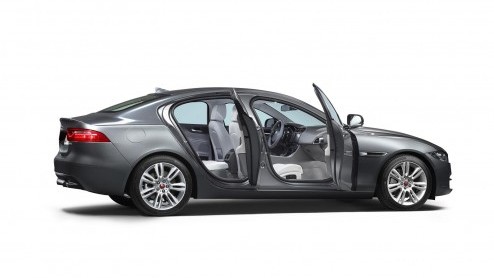 Jaguar heeft alle registers open getrokken om de XE wereldkundig te maken. Morgen schittert de sedan op de Parijse beursvloer en vandaag maakt de fabrikant alvast alle details bekend van motoren.
