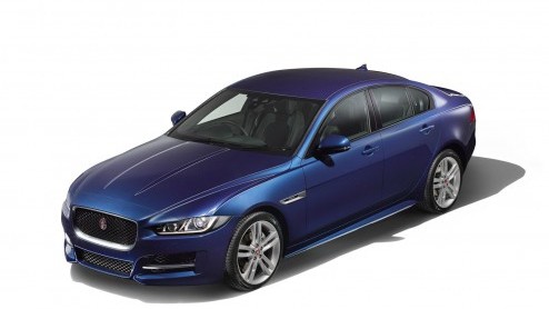 Jaguar heeft alle registers open getrokken om de XE wereldkundig te maken. Morgen schittert de sedan op de Parijse beursvloer en vandaag maakt de fabrikant alvast alle details bekend van motoren.