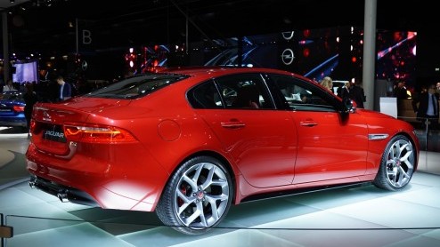 Jaguar heeft alle registers open getrokken om de XE wereldkundig te maken. Morgen schittert de sedan op de Parijse beursvloer en vandaag maakt de fabrikant alvast alle details bekend van motoren.