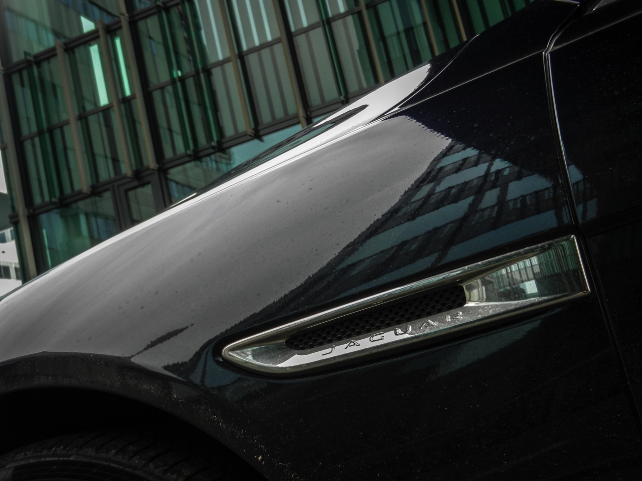 Autotest Jaguar XF 25t Portfolio in Nederland. AutoVandaag rijdt met de nieuwe XF sportsedan, uitgerust met de 2.0 liter turbobenzinemotor. Is dat op niveau instappen?