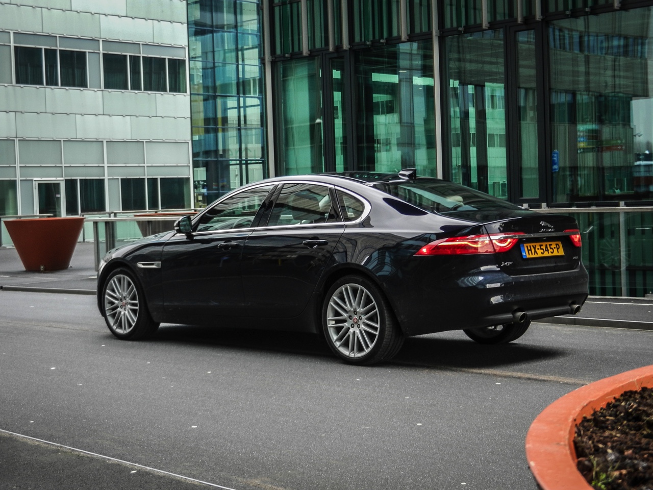 Autotest Jaguar XF 25t Portfolio in Nederland. AutoVandaag rijdt met de nieuwe XF sportsedan, uitgerust met de 2.0 liter turbobenzinemotor. Is dat op niveau instappen?