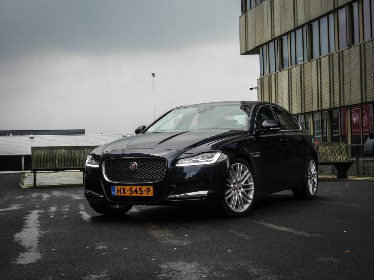 Autotest Jaguar XF 25t Portfolio in Nederland. AutoVandaag rijdt met de nieuwe XF sportsedan, uitgerust met de 2.0 liter turbobenzinemotor. Is dat op niveau instappen?
