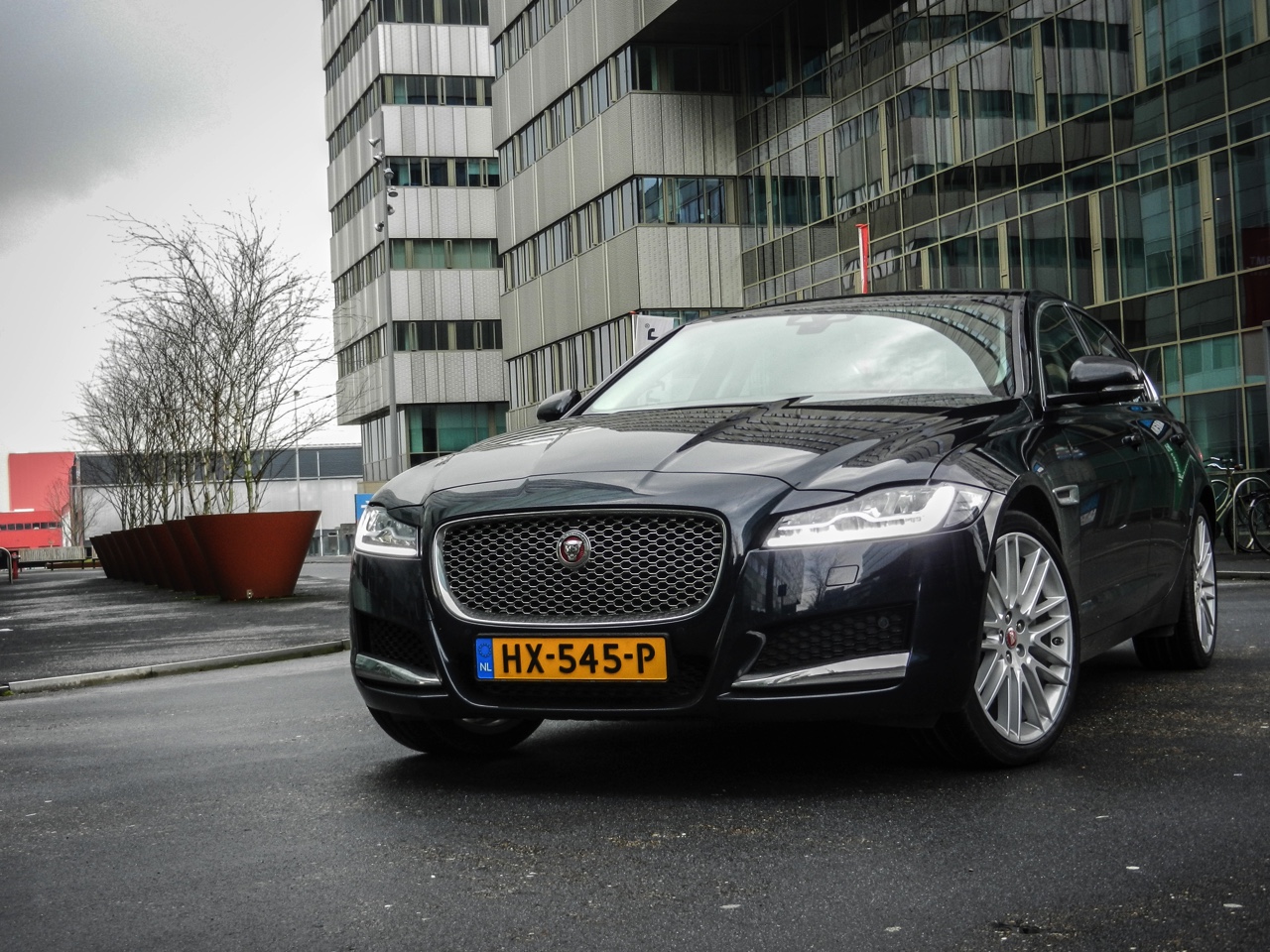 Autotest Jaguar XF 25t Portfolio in Nederland. AutoVandaag rijdt met de nieuwe XF sportsedan, uitgerust met de 2.0 liter turbobenzinemotor. Is dat op niveau instappen?