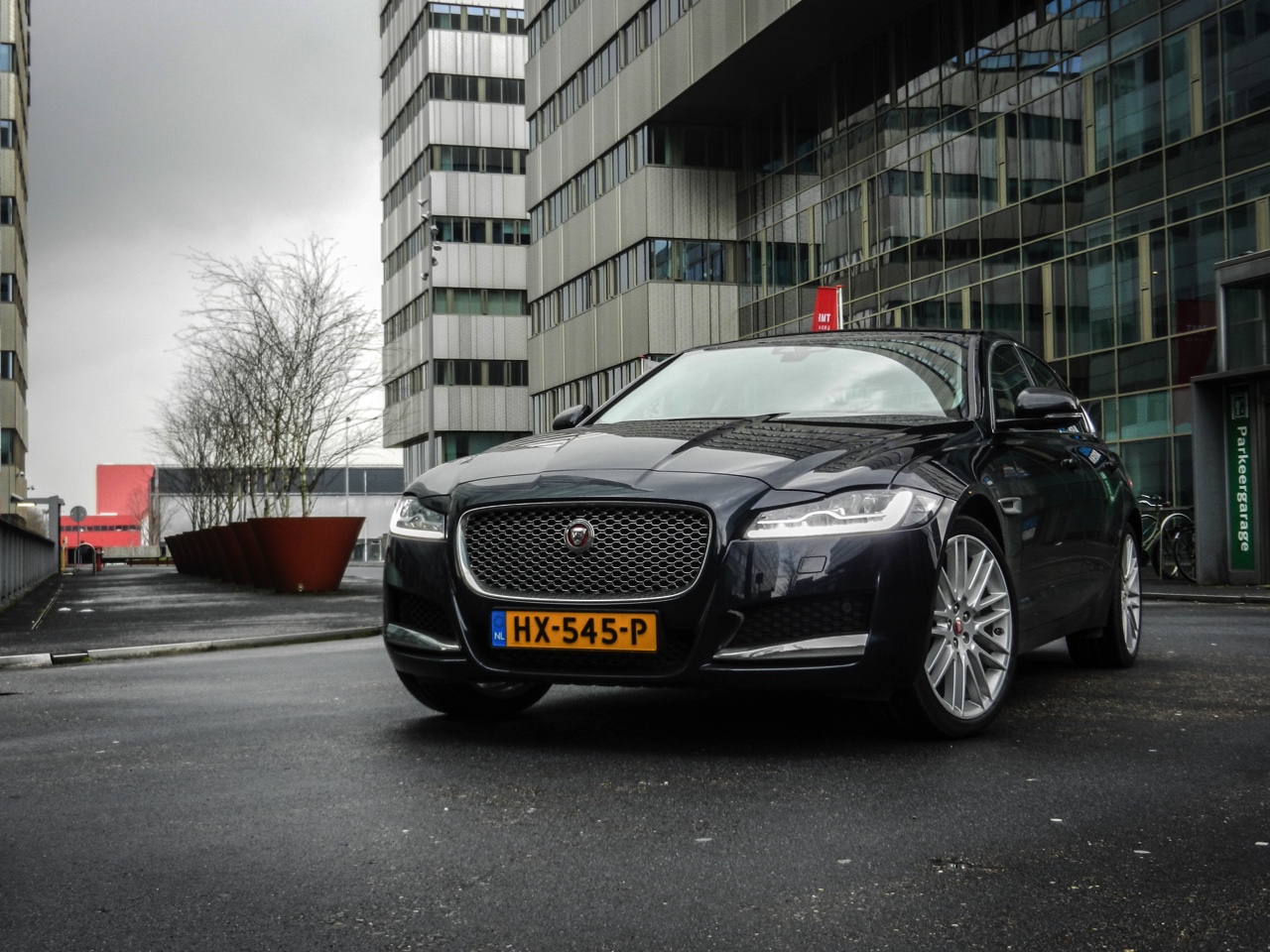 Autotest Jaguar XF 25t Portfolio in Nederland. AutoVandaag rijdt met de nieuwe XF sportsedan, uitgerust met de 2.0 liter turbobenzinemotor. Is dat op niveau instappen?
