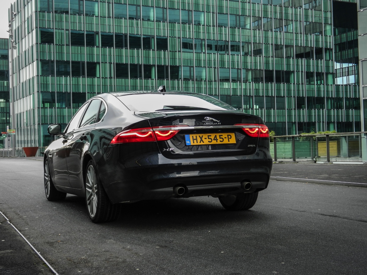 Autotest Jaguar XF 25t Portfolio in Nederland. AutoVandaag rijdt met de nieuwe XF sportsedan, uitgerust met de 2.0 liter turbobenzinemotor. Is dat op niveau instappen?