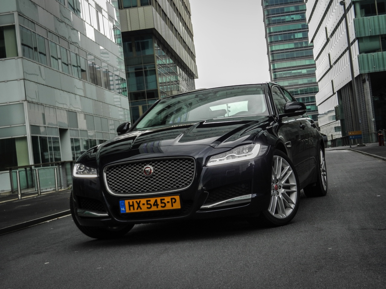 Autotest Jaguar XF 25t Portfolio in Nederland. AutoVandaag rijdt met de nieuwe XF sportsedan, uitgerust met de 2.0 liter turbobenzinemotor. Is dat op niveau instappen?
