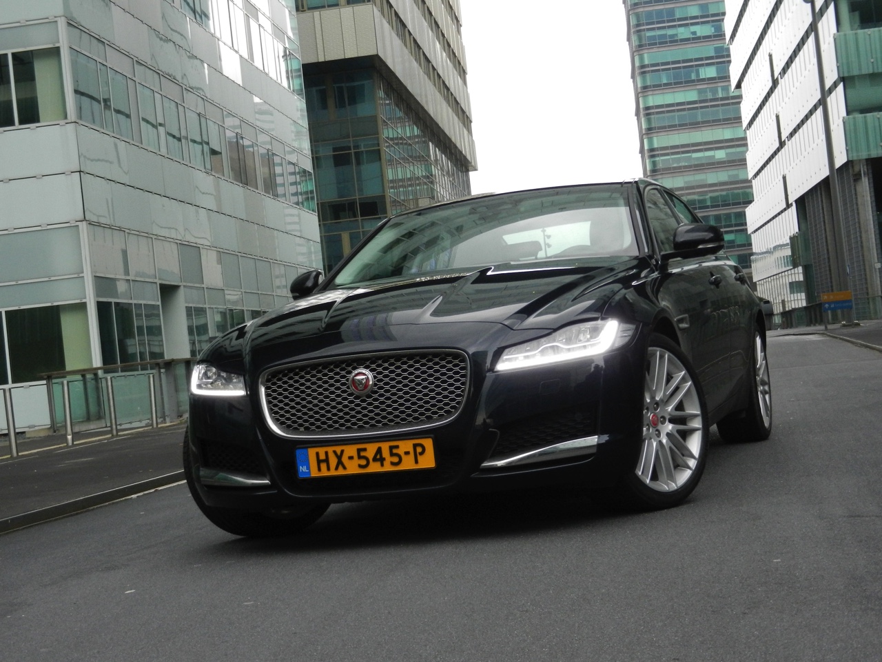 Autotest Jaguar XF 25t Portfolio in Nederland. AutoVandaag rijdt met de nieuwe XF sportsedan, uitgerust met de 2.0 liter turbobenzinemotor. Is dat op niveau instappen?