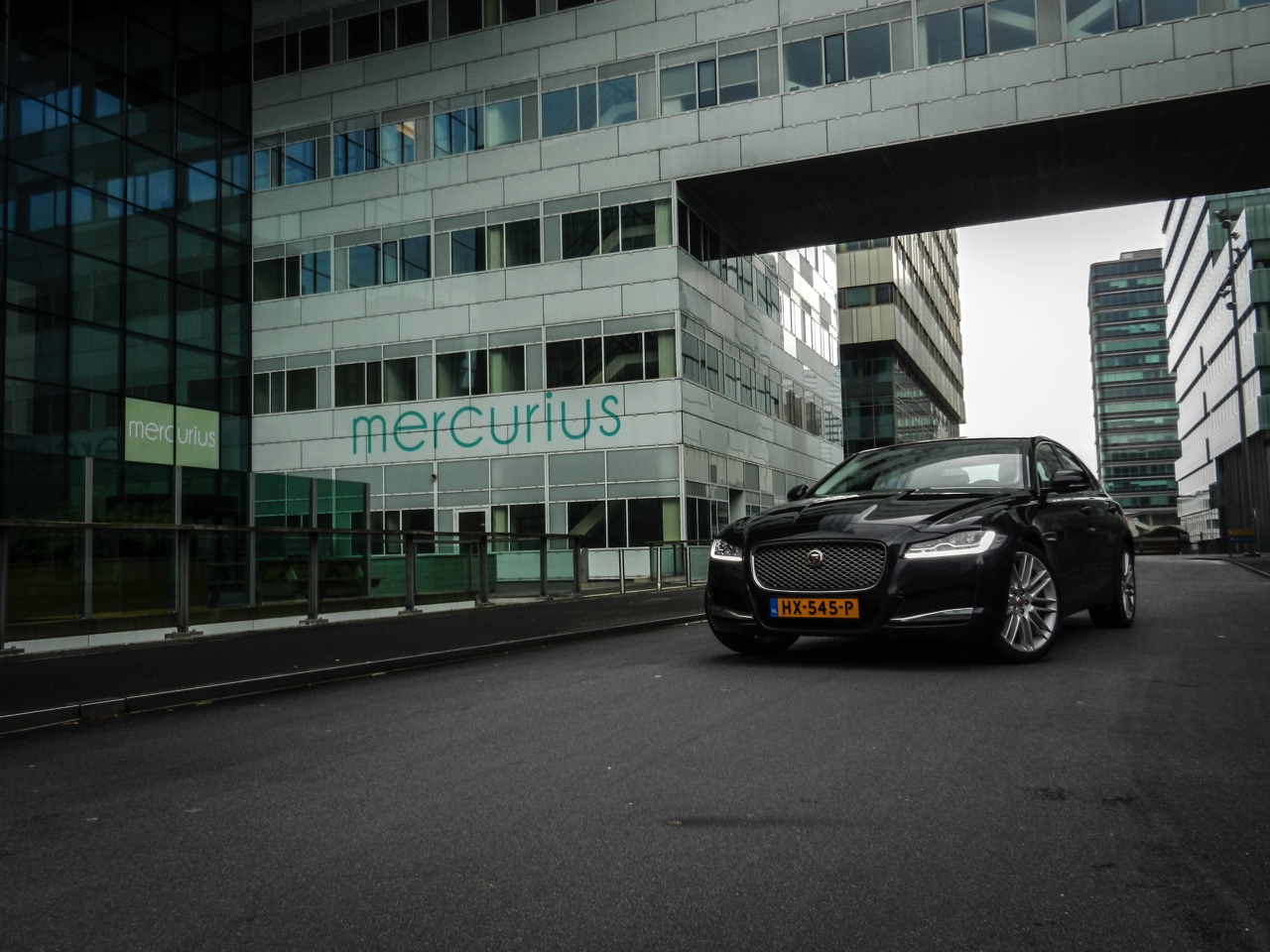 Autotest Jaguar XF 25t Portfolio in Nederland. AutoVandaag rijdt met de nieuwe XF sportsedan, uitgerust met de 2.0 liter turbobenzinemotor. Is dat op niveau instappen?
