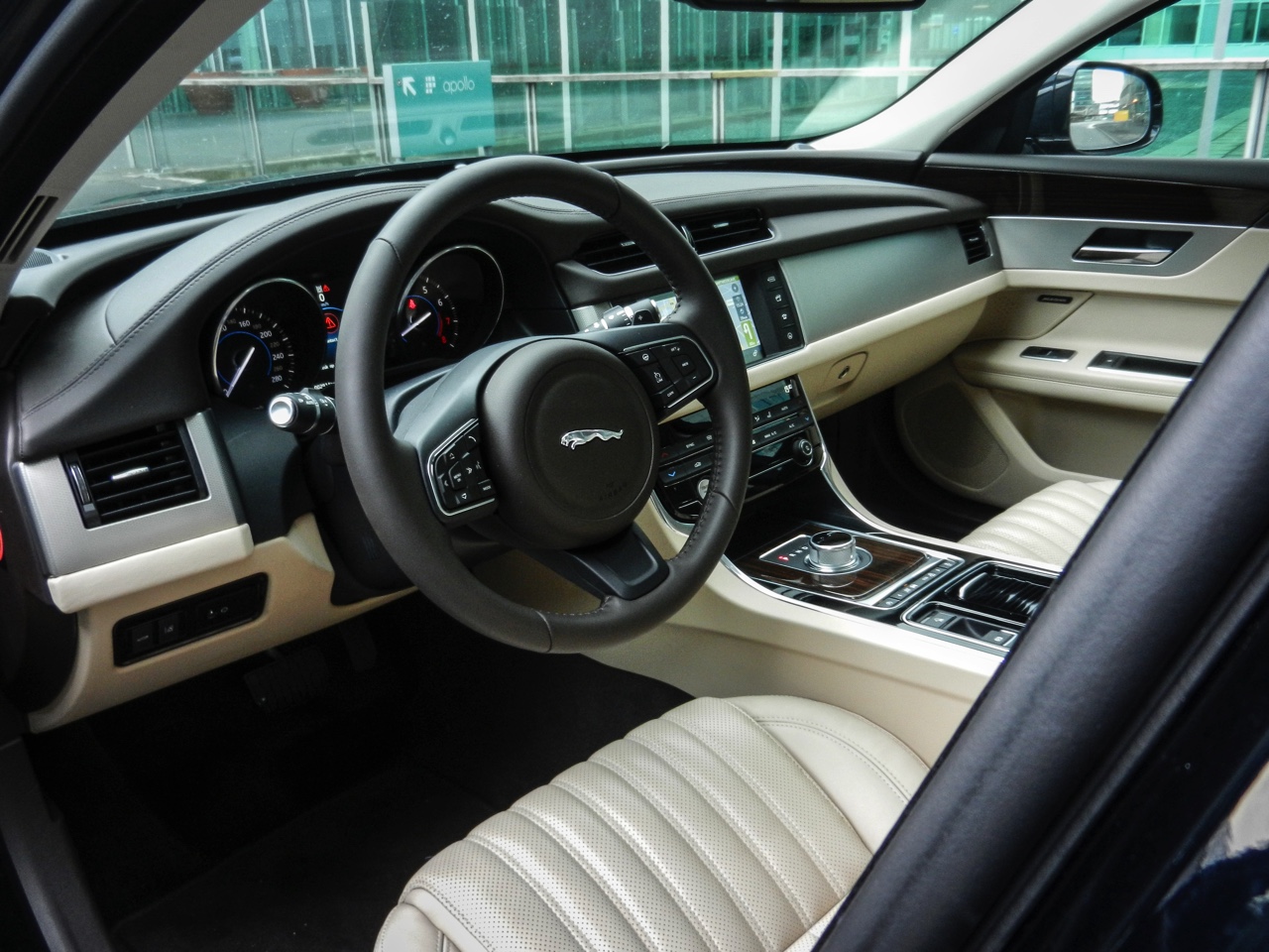 Autotest Jaguar XF 25t Portfolio in Nederland. AutoVandaag rijdt met de nieuwe XF sportsedan, uitgerust met de 2.0 liter turbobenzinemotor. Is dat op niveau instappen?