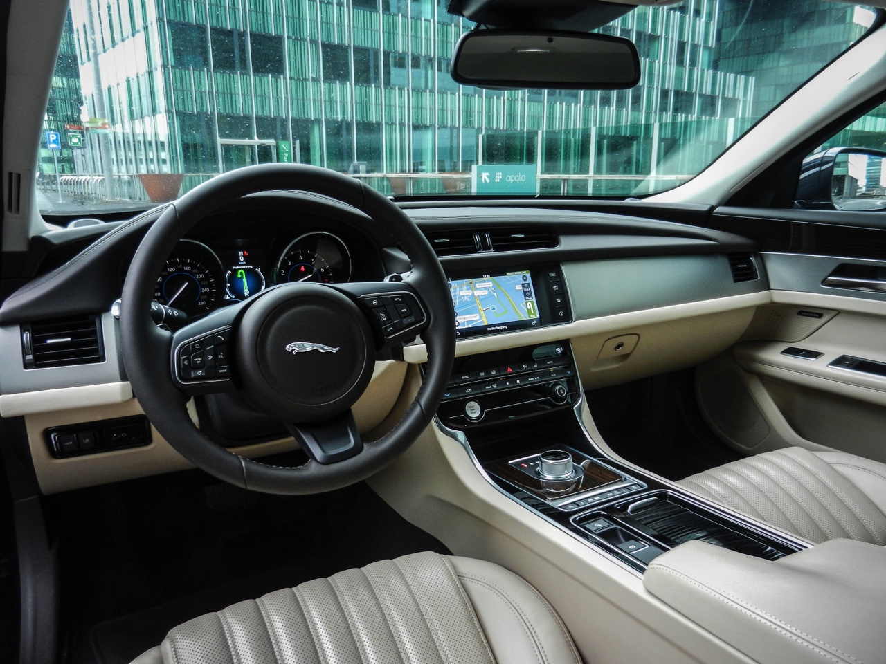 Autotest Jaguar XF 25t Portfolio in Nederland. AutoVandaag rijdt met de nieuwe XF sportsedan, uitgerust met de 2.0 liter turbobenzinemotor. Is dat op niveau instappen?