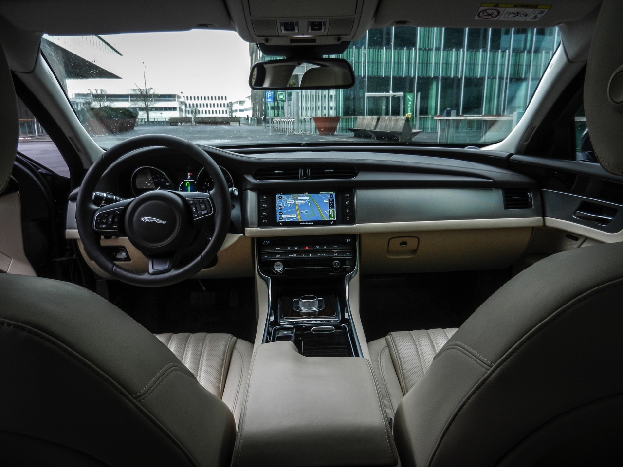 Autotest Jaguar XF 25t Portfolio in Nederland. AutoVandaag rijdt met de nieuwe XF sportsedan, uitgerust met de 2.0 liter turbobenzinemotor. Is dat op niveau instappen?