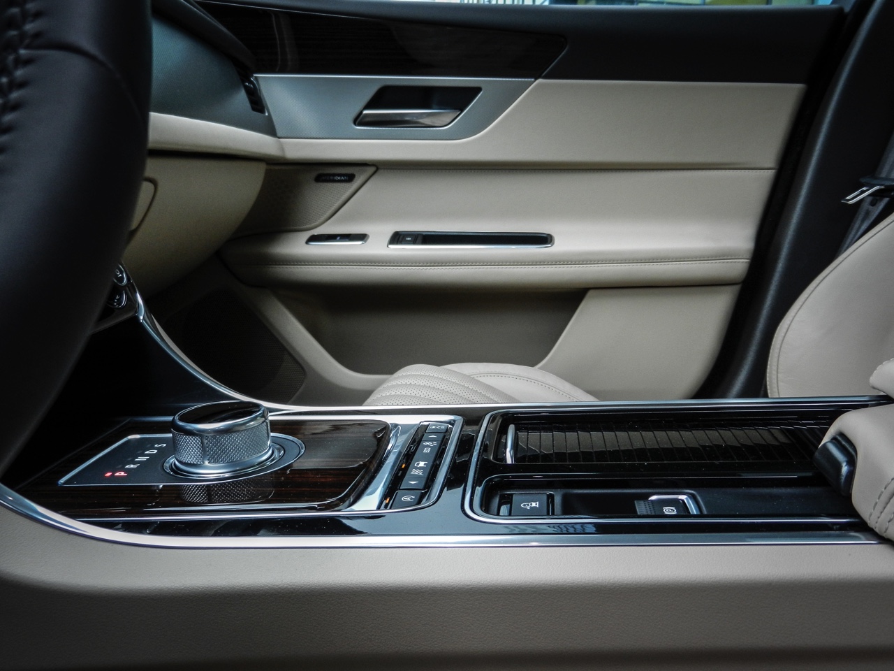 Autotest Jaguar XF 25t Portfolio in Nederland. AutoVandaag rijdt met de nieuwe XF sportsedan, uitgerust met de 2.0 liter turbobenzinemotor. Is dat op niveau instappen?