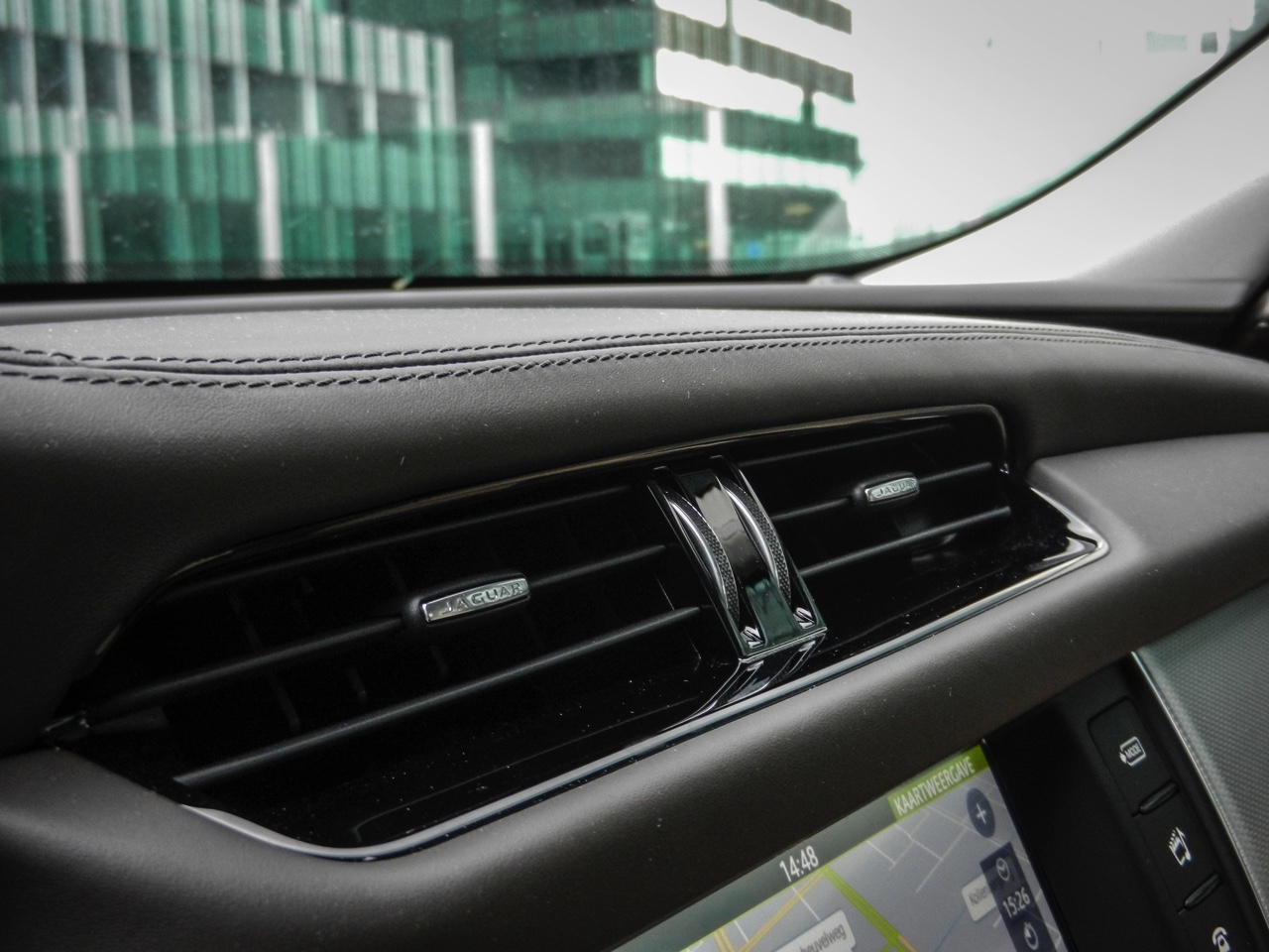 Autotest Jaguar XF 25t Portfolio in Nederland. AutoVandaag rijdt met de nieuwe XF sportsedan, uitgerust met de 2.0 liter turbobenzinemotor. Is dat op niveau instappen?