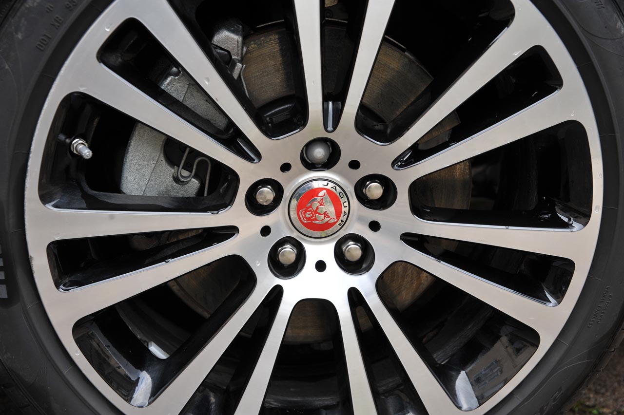 Jaguar bouwt gelukkig weer een fraaie Sportbrake op basis van de XF. De auto heeft dankzij de aluminium koets aan gewicht verloren en beschikt over prettige 4 cilindermotoren.