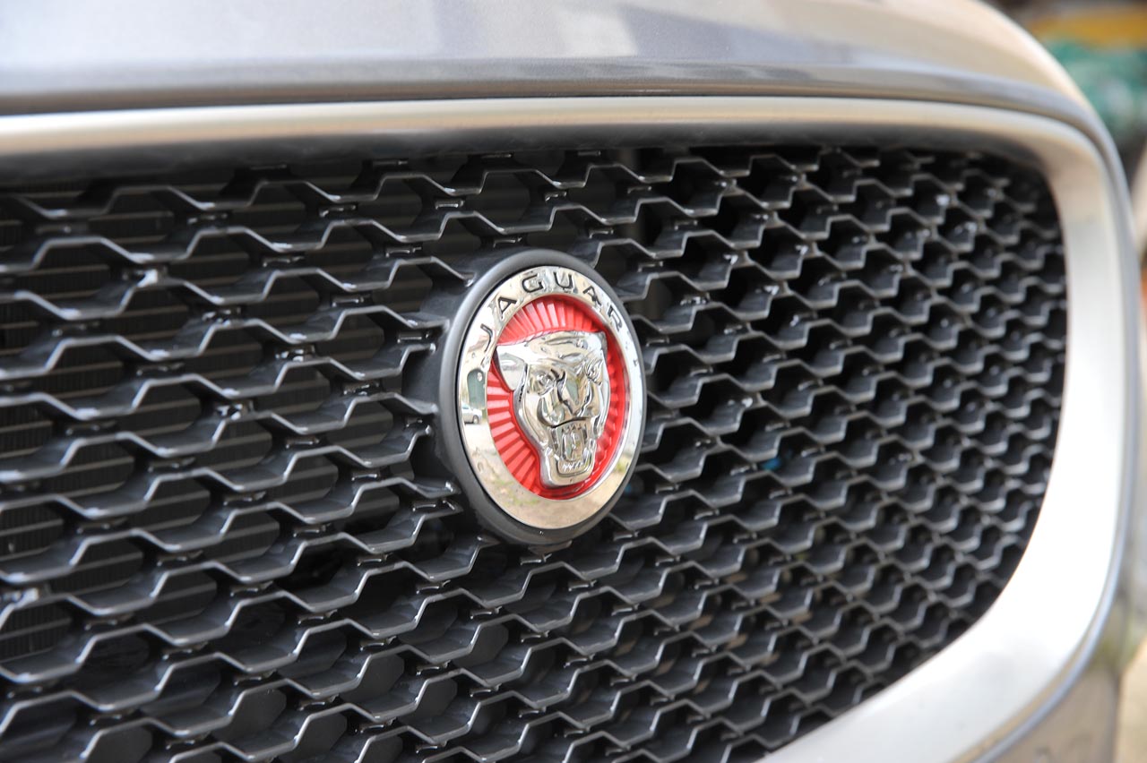 Jaguar bouwt gelukkig weer een fraaie Sportbrake op basis van de XF. De auto heeft dankzij de aluminium koets aan gewicht verloren en beschikt over prettige 4 cilindermotoren.