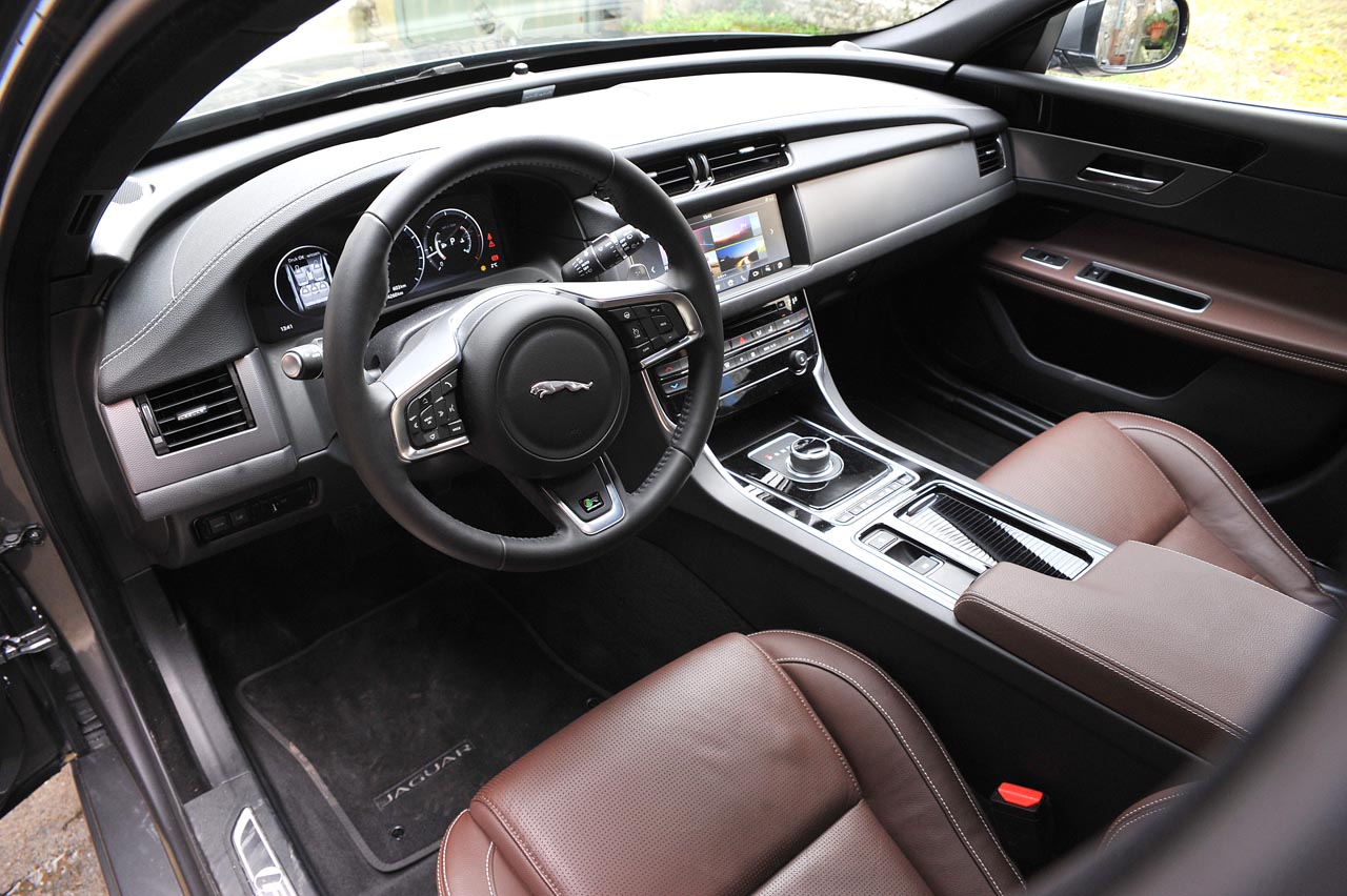 Jaguar bouwt gelukkig weer een fraaie Sportbrake op basis van de XF. De auto heeft dankzij de aluminium koets aan gewicht verloren en beschikt over prettige 4 cilindermotoren.