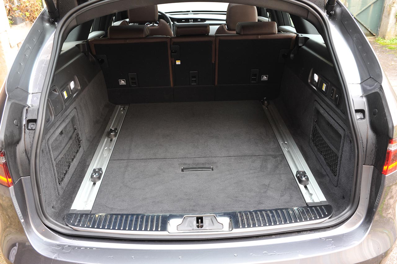 Jaguar bouwt gelukkig weer een fraaie Sportbrake op basis van de XF. De auto heeft dankzij de aluminium koets aan gewicht verloren en beschikt over prettige 4 cilindermotoren.