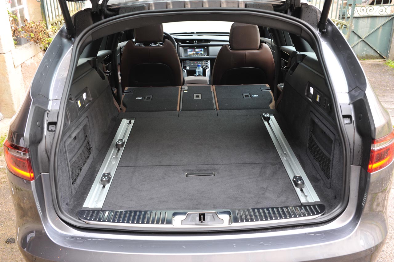 Jaguar bouwt gelukkig weer een fraaie Sportbrake op basis van de XF. De auto heeft dankzij de aluminium koets aan gewicht verloren en beschikt over prettige 4 cilindermotoren.