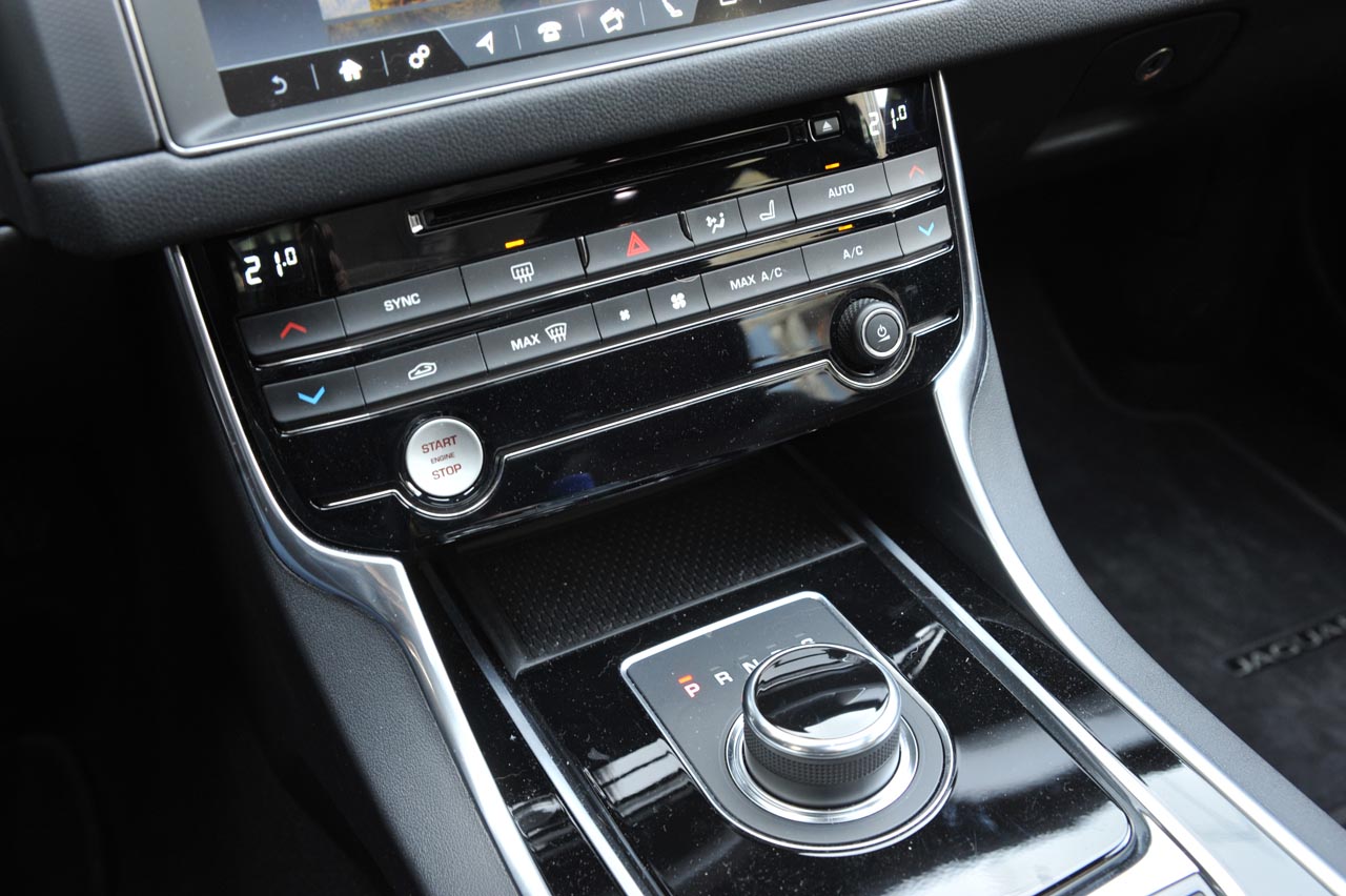 Jaguar bouwt gelukkig weer een fraaie Sportbrake op basis van de XF. De auto heeft dankzij de aluminium koets aan gewicht verloren en beschikt over prettige 4 cilindermotoren.