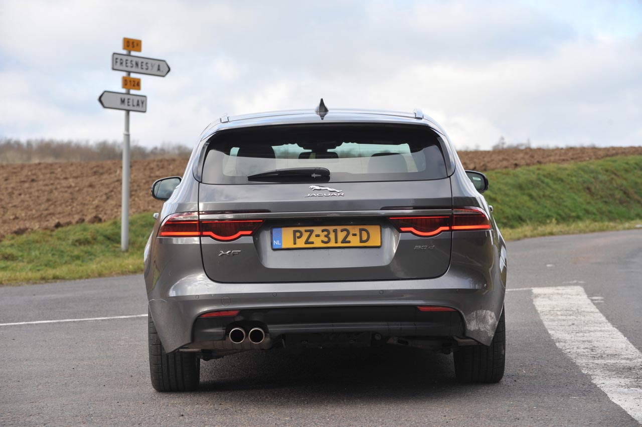 Jaguar bouwt gelukkig weer een fraaie Sportbrake op basis van de XF. De auto heeft dankzij de aluminium koets aan gewicht verloren en beschikt over prettige 4 cilindermotoren.