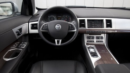 Jaguar XF tijdelijk verkrijgbaar met drie Option Packs, zonder meerprijs. Jaguar levert de XF zonder extra kosten af met het Sport- Comfort en Tech Pack. Voordeel? Meer dan 10.000 euro.