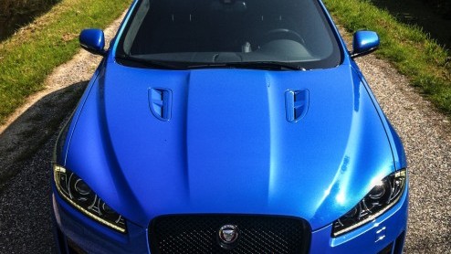 Autotest Jaguar XFR-S Sportbrake: de ultieme droom voor huisvaders met lef. Deze XF met 5.0 V8 Supercharger is tot supercarsnelheden in staat maar doet dat niet zonder stij.