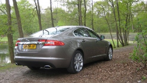 Evolutie of revolutie, het is een ingewikkelde keuze die je als automerk moet maken bij het ontwikkelen van een nieuwe model- strategie. Jaguar koos voor de laatste optie en heeft met de komst van de