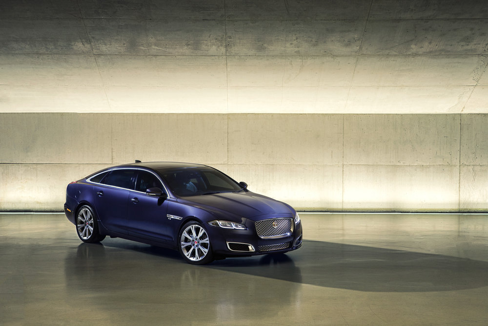 Jaguar geeft de XJ limousine een facelift. De uiterlijke wijzigingen zijn subtiel terwijl motoren, techniek en infotainment weer grote stappen zetten.