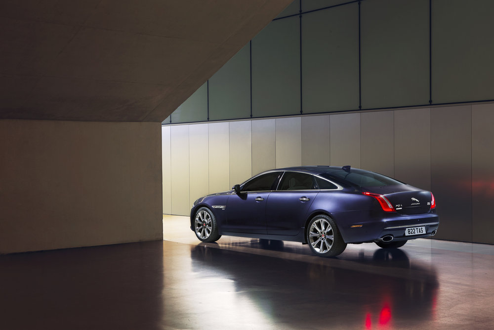 Jaguar geeft de XJ limousine een facelift. De uiterlijke wijzigingen zijn subtiel terwijl motoren, techniek en infotainment weer grote stappen zetten.
