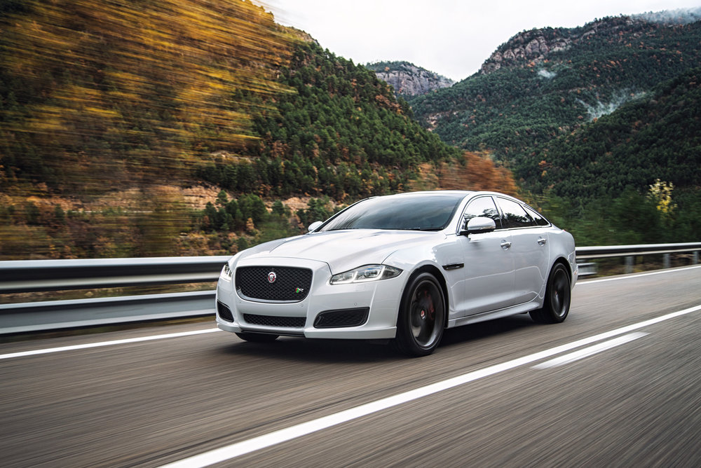 Jaguar geeft de XJ limousine een facelift. De uiterlijke wijzigingen zijn subtiel terwijl motoren, techniek en infotainment weer grote stappen zetten.