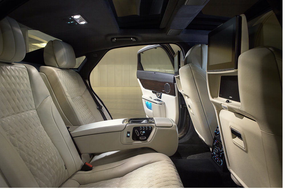 Jaguar geeft de XJ limousine een facelift. De uiterlijke wijzigingen zijn subtiel terwijl motoren, techniek en infotainment weer grote stappen zetten.