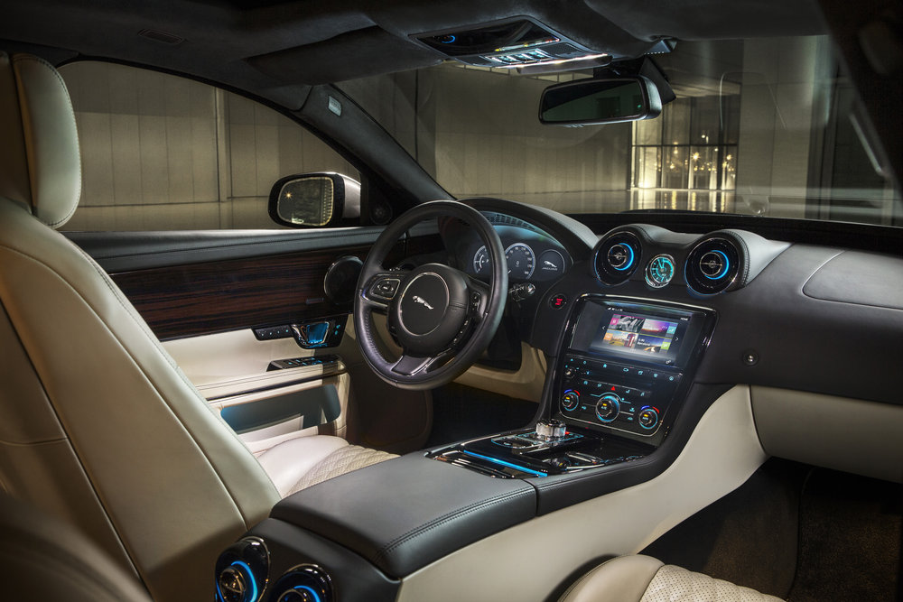 Jaguar geeft de XJ limousine een facelift. De uiterlijke wijzigingen zijn subtiel terwijl motoren, techniek en infotainment weer grote stappen zetten.