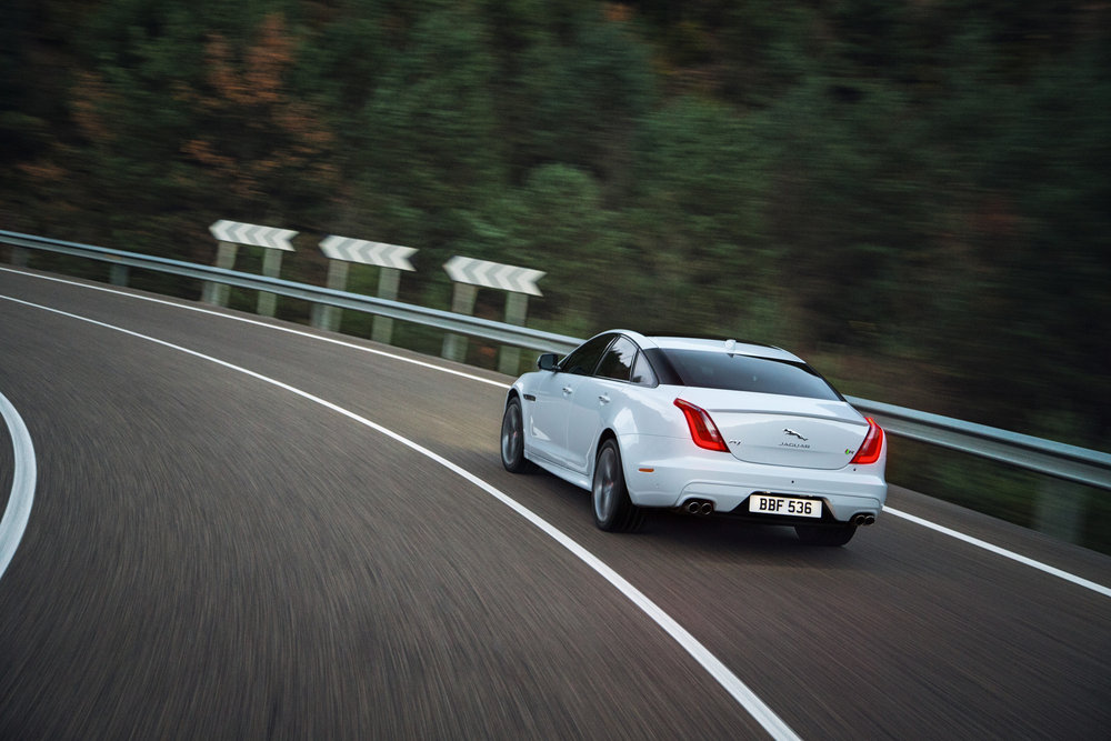 Jaguar geeft de XJ limousine een facelift. De uiterlijke wijzigingen zijn subtiel terwijl motoren, techniek en infotainment weer grote stappen zetten.