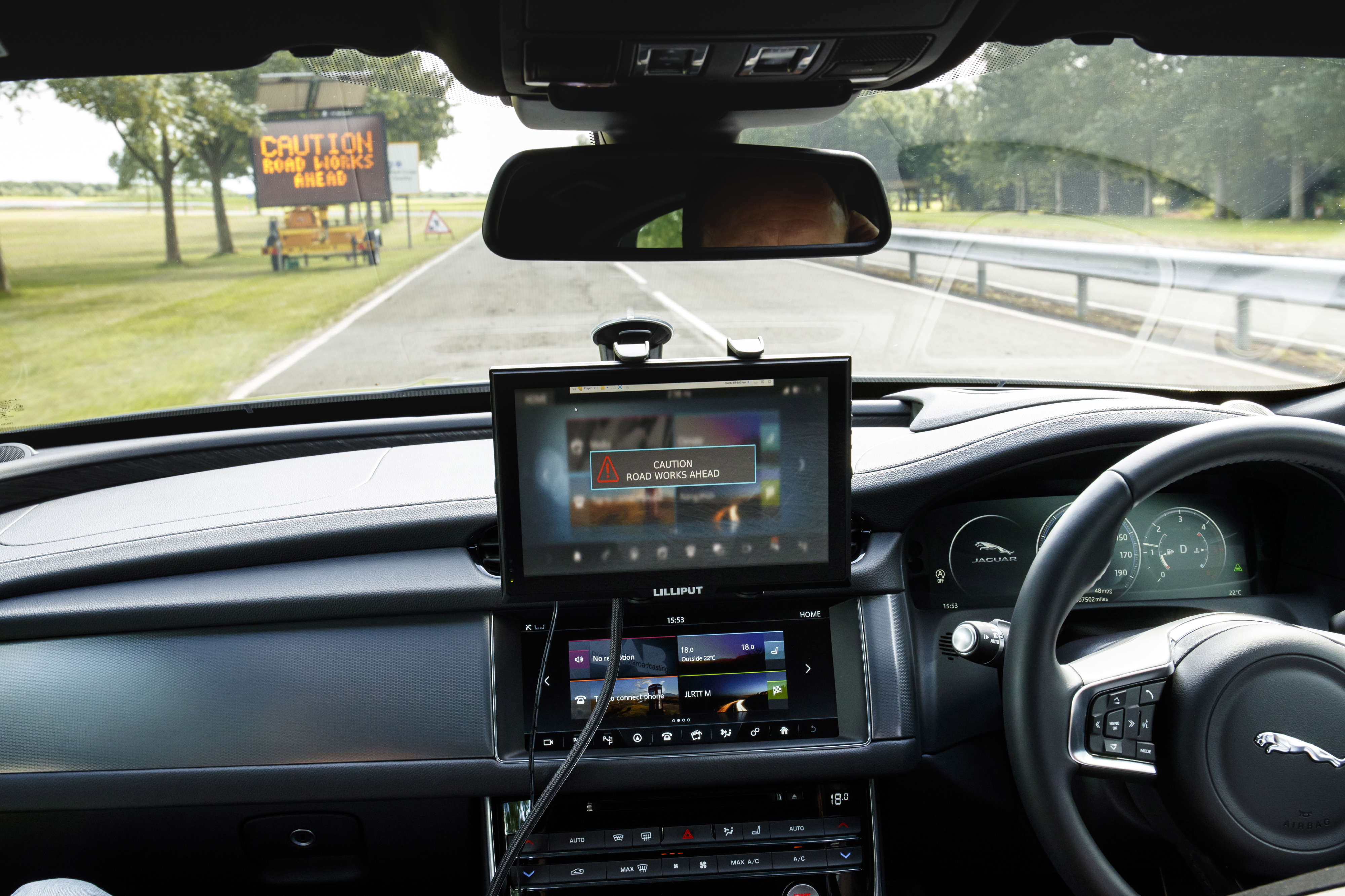 Jaguar gaat in thuisland UK aan de slag met connected cars en autonoom rijden. Voor dit project ontwikkelen de Britten nieuwe veiligheidssystemen zoals Roadwork Assist en Over the Horizon Warning.