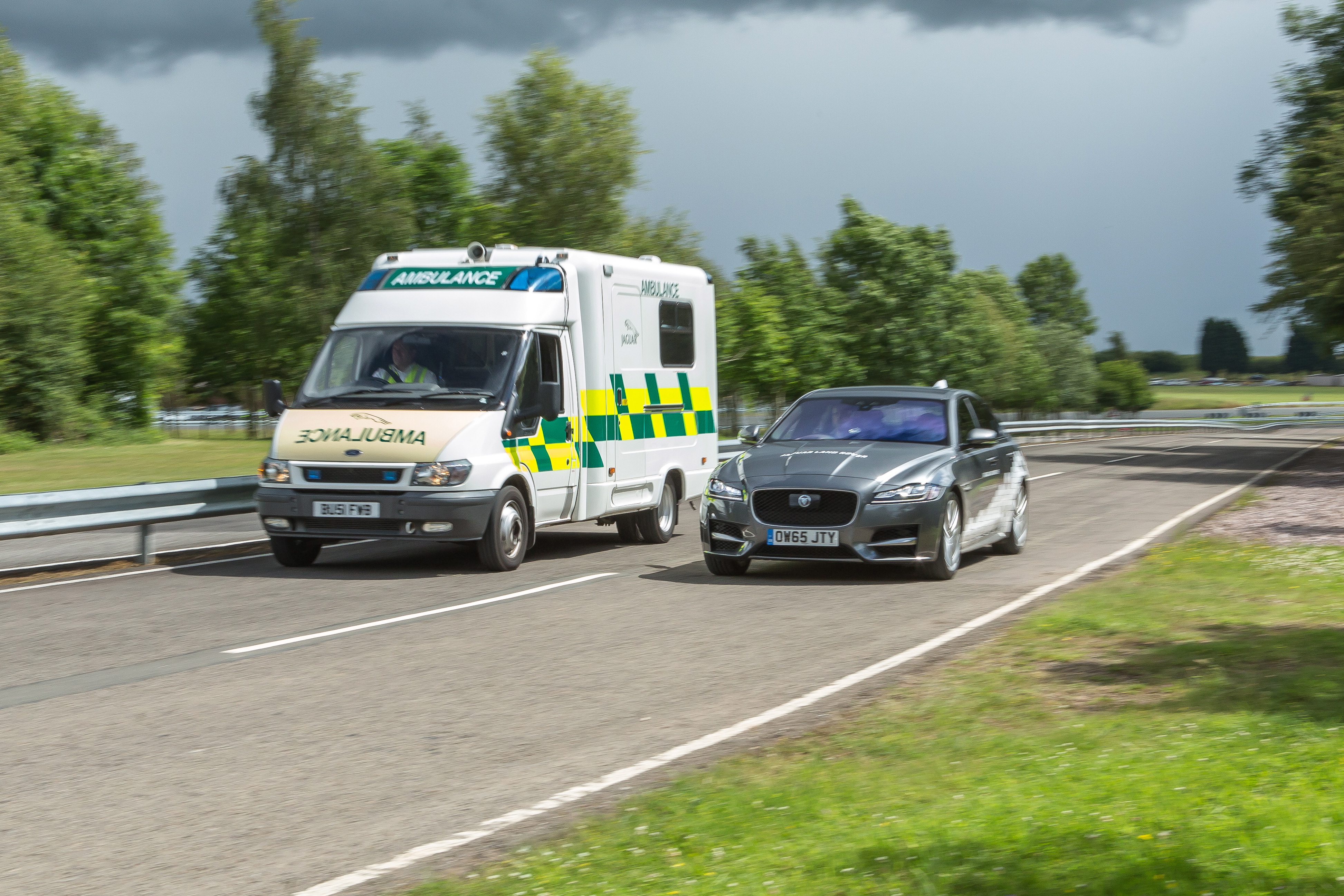 Jaguar gaat in thuisland UK aan de slag met connected cars en autonoom rijden. Voor dit project ontwikkelen de Britten nieuwe veiligheidssystemen zoals Roadwork Assist en Over the Horizon Warning.